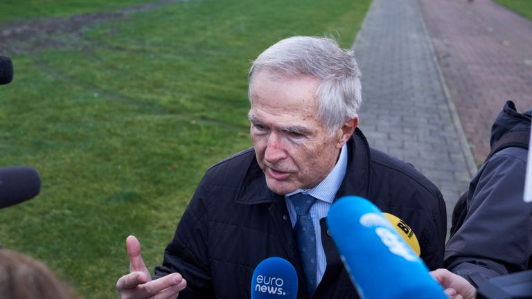 Anton Kotte, un parent de victimes du MH17, arrivant au tribunal de Schiphol