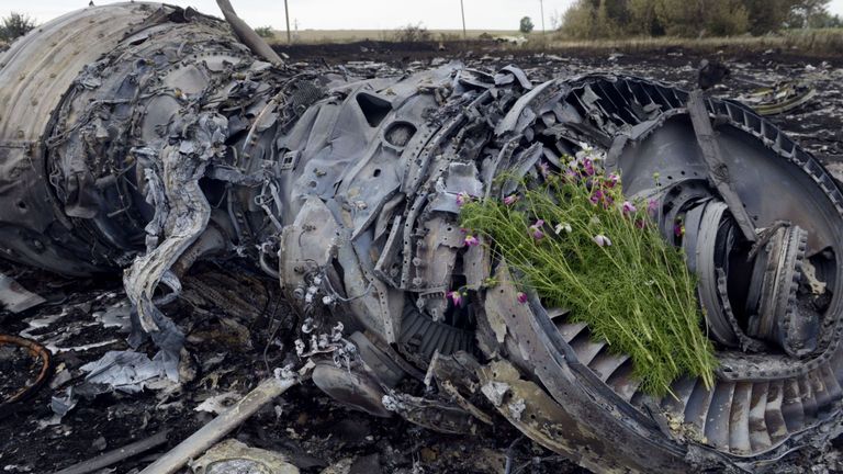 Fleurs sur le site du crash du MH17 aux Pays-Bas