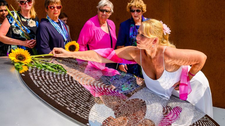 Des personnes en deuil en Ukraine et en Malaisie rendent hommage aux victimes du MH17 à l'occasion du 5e anniversaire de l'accident d'avion