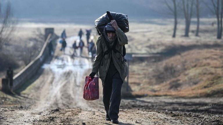 Un migrant marche vers la rivière Meritsa près d'Edirne dans le nord-ouest de la Turquie