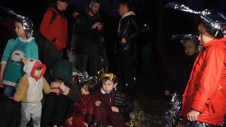 Dimanche, les familles avec de jeunes enfants faisaient partie de ceux qui traversaient la Grèce sur des canots pneumatiques en provenance de Turquie, après que la Turquie a déclaré que ses frontières occidentales étaient ouvertes aux migrants qui espéraient entrer dans l'Union européenne.