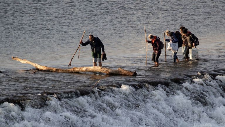 Migrants traversant la rivière Meritsa