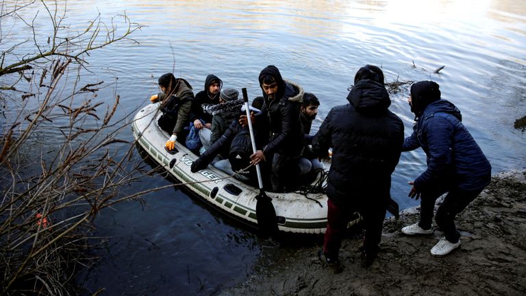 Les migrants traversent la rivière Evros pour atteindre la Grèce, photographié depuis la ville frontalière turque d'Edirne, Turquie
