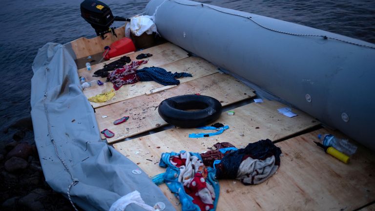 Un canot pneumatique dégonflé utilisé par les migrants pour traverser une partie de la mer Égée depuis la Turquie est vu sur l'île de Lesbos, Grèce