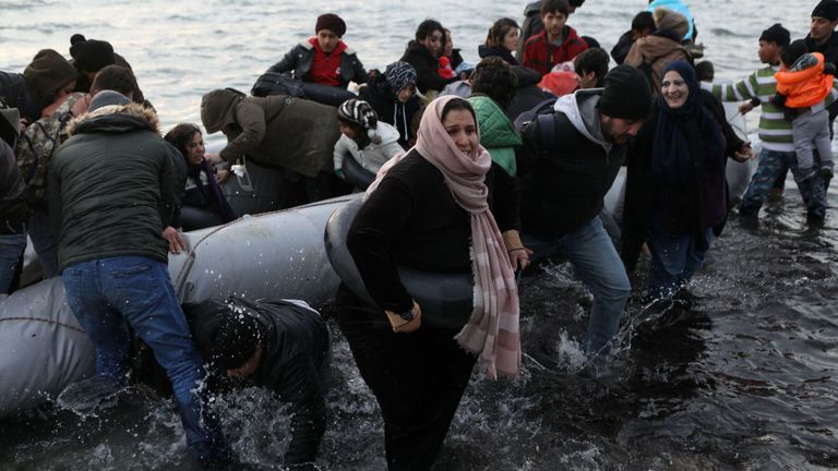 Des migrants de Syrie, d'Irak, d'Afghanistan et des territoires palestiniens arrivent sur un canot à Lesbos, en Grèce