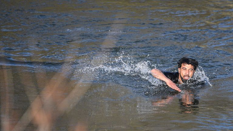 Un migrant retourne du côté de la Turquie alors qu'il tente de pénétrer en Grèce depuis la Turquie en traversant la rivière Maritsa