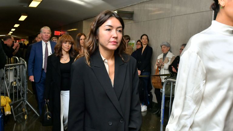Mimi Haleyi entre pour la condamnation du magnat du cinéma Harvey Weinstein le 11 mars 2020 à New York. Haleyi est l'une des deux femmes qui devaient faire des déclarations de la victime avant la condamnation de Weinstein, qui encourt une peine minimale de 5 ans et un maximum de 25 ans après avoir été reconnue coupable de viol et d'agression sexuelle criminelle. (Photo de Roy Rochlin / Getty Images)
