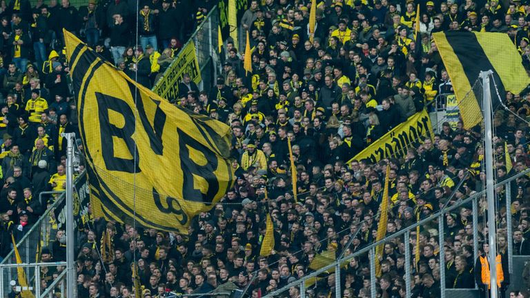 MOENCHENGLADBACH, ALLEMAGNE - le 18 février: les supporters du Borussia Dortmund sont vus pendant le match de Bundesliga entre le Borussia Moenchengladbach et le Borussia Dortmund au Borussia-Park le 18 février 2018 à Moenchengladbach, en Allemagne. (Photo par TF-Images / Getty Images)
