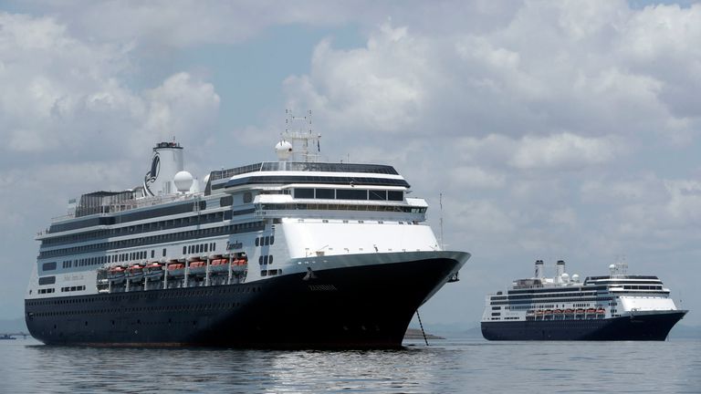 Le navire de croisière Zaandam, à gauche, transportant des passagers présentant des symptômes pseudo-grippaux, est ancré peu de temps après son arrivée dans la baie de Panama