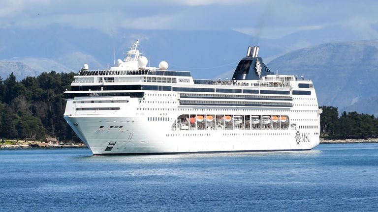 Le bateau de croisière MSC Opera s'approche du port de l'île de Corfou