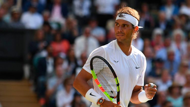 Rafael Nadal en action contre Roger Federer à Wimbledon