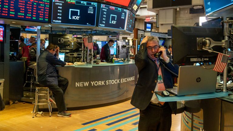 Les traders travaillent le parquet de la Bourse de New York (NYSE) le 5 mars 2020 à New York