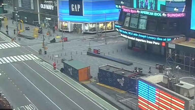 Le Times Square normalement occupé de New York était vide samedi matin