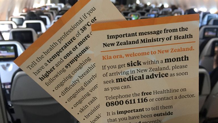 AUCKLAND, NOUVELLE-ZÉLANDE - 17 MARS: Des formulaires d'isolement COVID-19 pour l'entrée en Nouvelle-Zélande sont vus le 17 mars 2020 à Auckland, en Nouvelle-Zélande. De nouvelles mesures frontalières strictes pour contenir la propagation du COVID-19 sont entrées en vigueur lundi à 1 heure du matin, obligeant toutes les arrivées en Nouvelle-Zélande à s'auto-isoler pendant 14 jours à leur arrivée. Les personnes isolées doivent éviter les rassemblements sociaux, le travail, l'école, les garderies, l'université, les rassemblements religieux, les établissements de soins et de santé pour personnes âgées, les prisons, les rassemblements sportifs