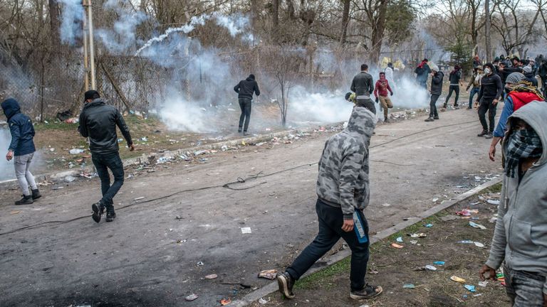 Des migrants s'affrontent avec la police grecque sur la zone tampon de la frontière entre la Turquie et la Grèce, près de la porte de passage de Pazarkule à Edirne, en Turquie, le 4 mars 2020