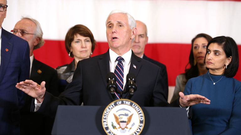 Le vice-président Mike Pence se rend à Washington jeudi après-midi pour rencontrer le gouverneur Jay Inslee le 5 mars 2020 à Joint Base Lewis McChord, Washington