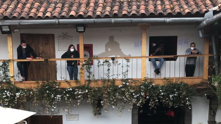 Il y a des restrictions strictes à l'auberge