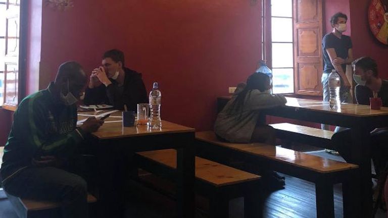On n'a pas dit aux femmes quand elles pouvaient quitter l'auberge