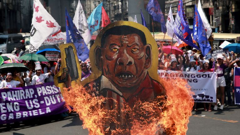 Aux Philippines, des manifestants ont brûlé les effigies du président