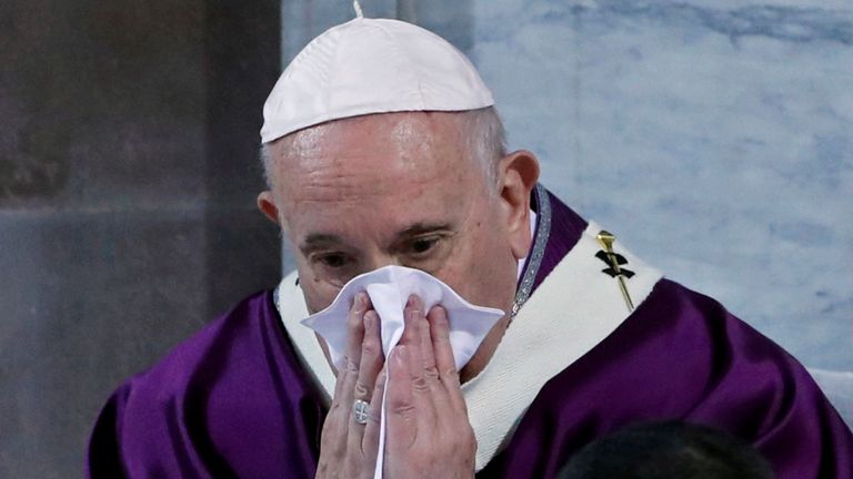 Mercredi, Francis a toussé et a parlé d'une voix légèrement rauque à son audience générale.