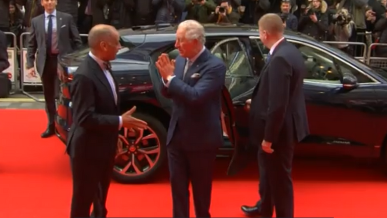 Le prince Charles évite les poignées de main au London Awards Show 