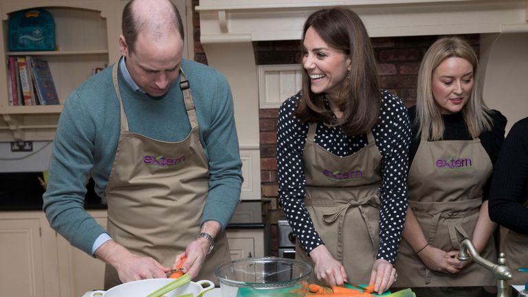 Le couple a aidé à préparer un repas dans la cuisine de Savannah House, un organisme de bienfaisance pour la justice sociale