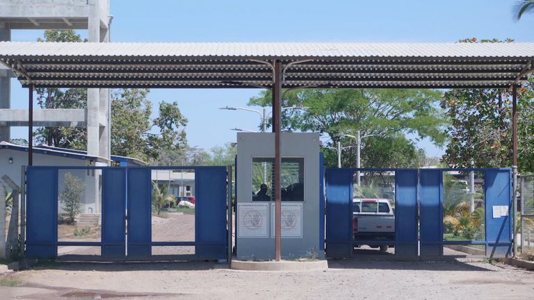 Une prison au Salvador où des femmes condamnées à perpétuité pour avortement vivent et travaillent
