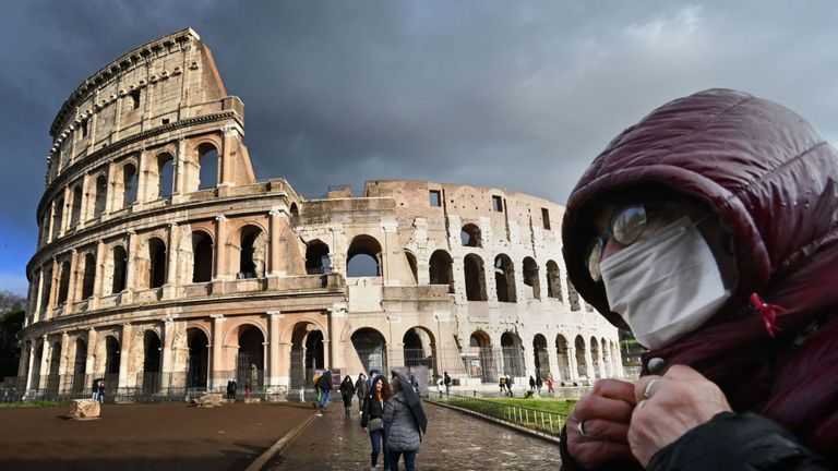 Un touriste porte un masque facial à Rome