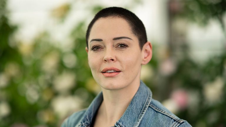 HAY-ON-WYE, PAYS DE GALLES - 2 juin: Rose McGowan, cinéaste et auteur de `` Brave '', au Hay Festival le 2 juin 2018 à Hay-on-Wye, au Pays de Galles. (Photo de David Levenson / Getty Images)