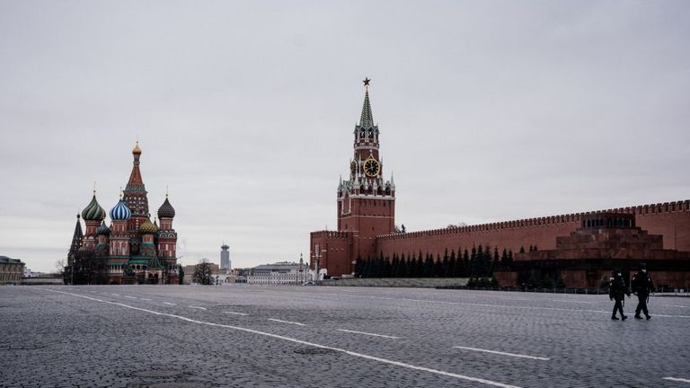 La place Rouge de Moscou est vide, sauf pour la police le 30 mars