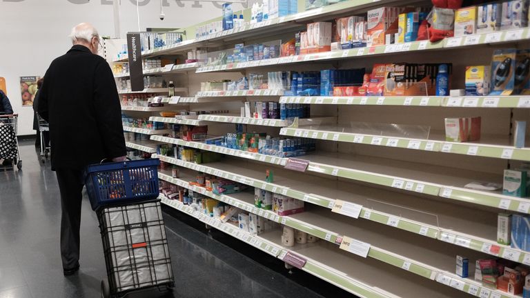 Un homme avec un caddie dans un Sainsbury & # 39; s
