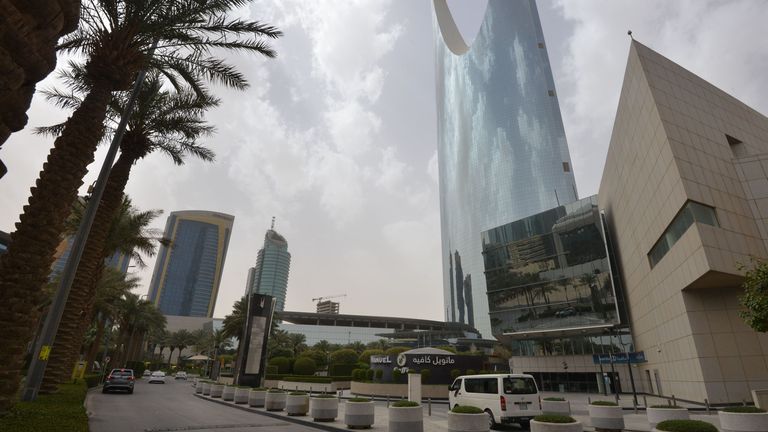 Une photo prise le 18 mars 2020 montre des rues vides à Riyad au milieu de mesures drastiques pour contenir la nouvelle maladie à coronavirus COVID-19 dans le royaume du désert, y compris la fermeture complète des centres commerciaux, des restaurants et des jardins publics ainsi que la suspension des travaux dans le privé secteur. - L'Arabie saoudite a appelé aujourd'hui à une solution `` virtuelle '' Sommet du G20 sur le coronavirus. (Photo de FAYEZ NURELDINE / AFP) (Photo de FAYEZ NURELDINE / AFP via Getty Images)