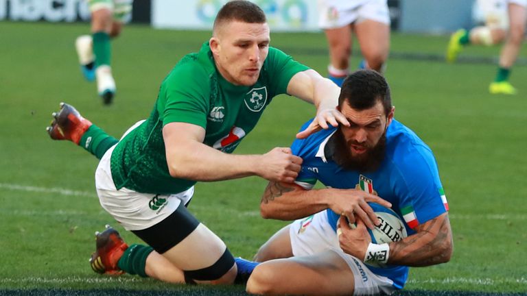 L'Italie (en bleu contre l'Italie en 2019) fait face à des appels pour reporter son match des Six Nations à Dublin