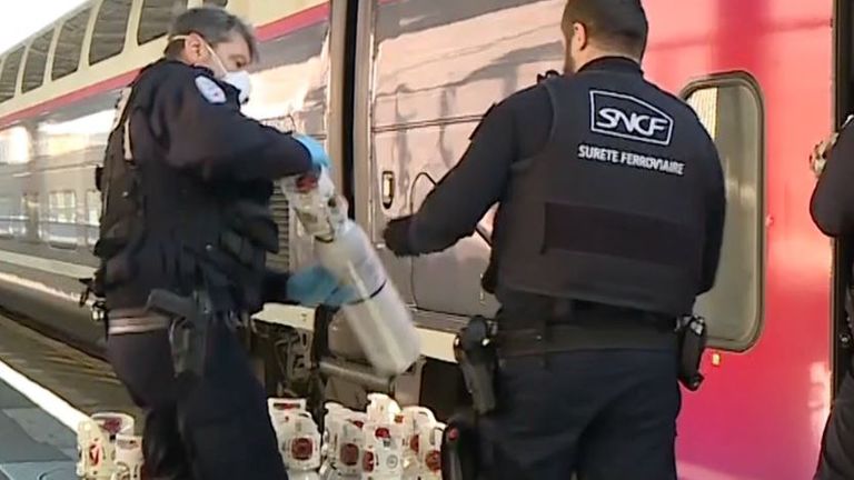 Des bouteilles de gaz chargées dans un train. Photo: ministre de l'Intérieur / J Groissard