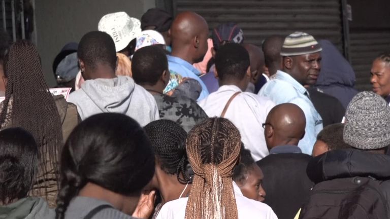 Des foules de personnes ont été vues rassemblées devant le supermarché Freedom