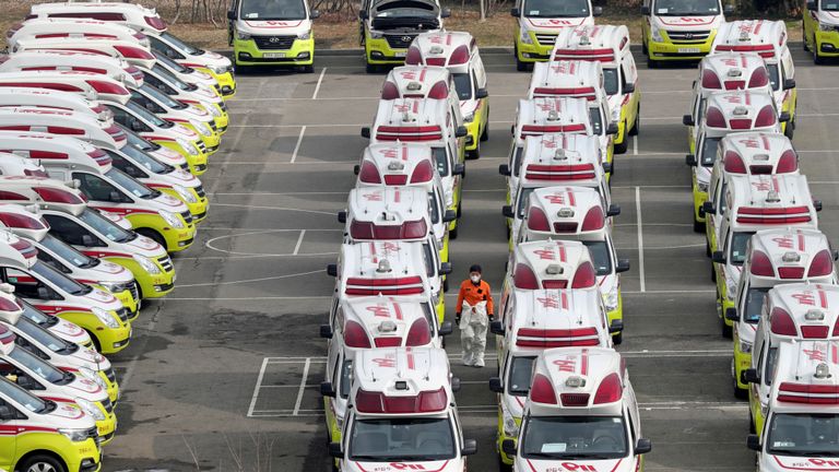 Des ambulances attendent de transporter des patients infectés depuis Daegu, en Corée du Sud