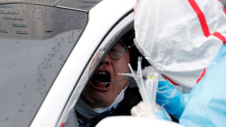 Un homme se fait tamponner la gorge