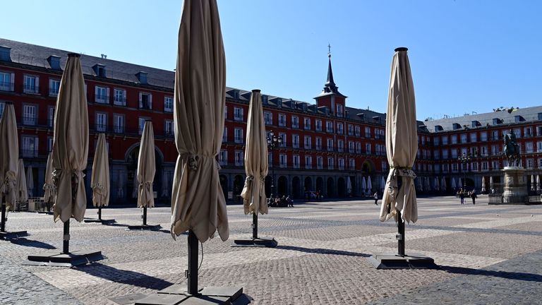 Les restaurants sont fermés sur la Plaza Mayor généralement surpeuplée dans le centre de Madrid