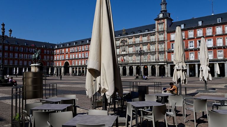 Les restaurants sont fermés dans le hotsport touristique de la Plaza Mayor, dans le centre de Madrid