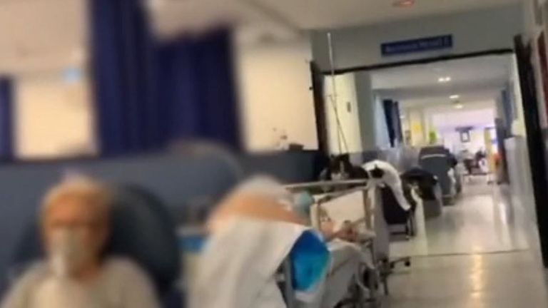Des images d'Espagne semblent montrer des patients alignés dans les couloirs des hôpitaux 