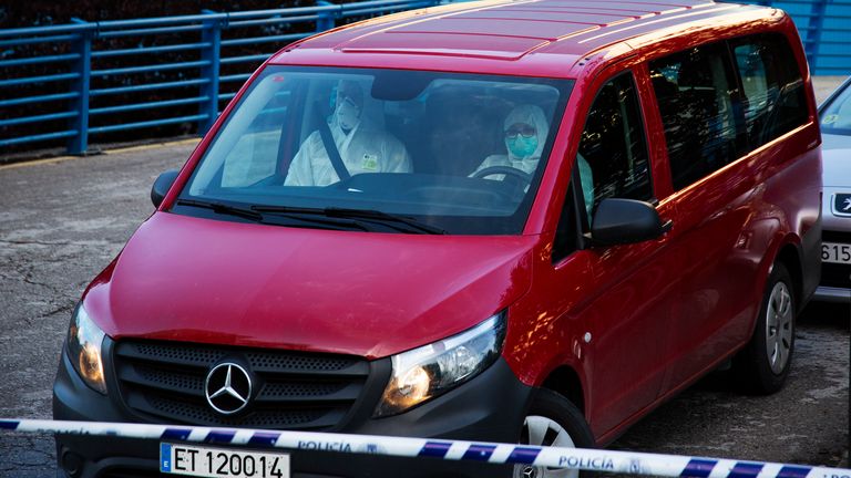 Membres de l'Unité d'urgence militaire en tenue de protection à Madrid