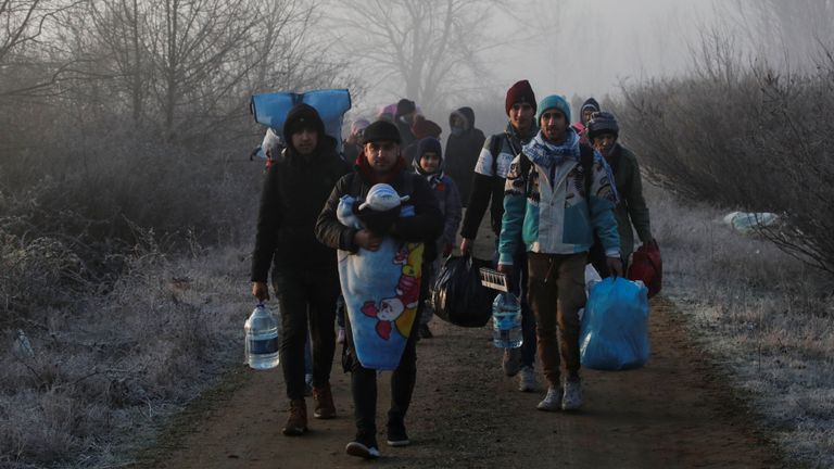 Les migrants marchent le long de la rivière Evros pour atteindre la Grèce, près de la ville frontalière turque d'Edirne, Turquie