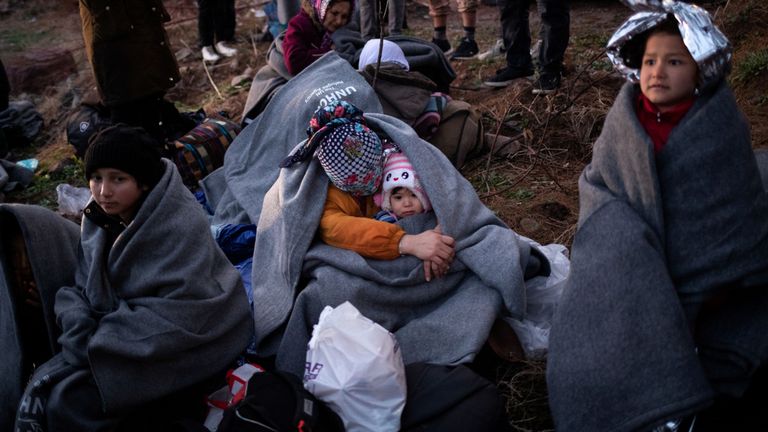 Des migrants d'Afghanistan sont vus sur une plage de l'île de Lesbos, Grèce