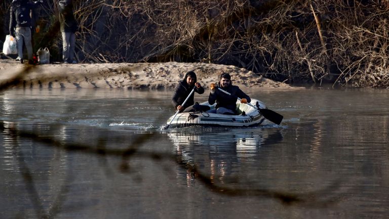 Les migrants reviennent sur un canot après avoir traversé la rivière Evros pour ramasser plus de personnes