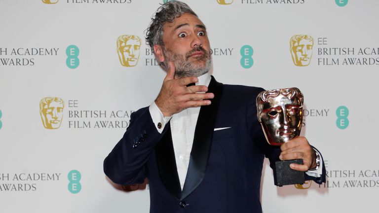 Londres, ANGLETERRE - 02 FÉVRIER: Taika Waititi, lauréate du prix du meilleur scénario adapté pour 