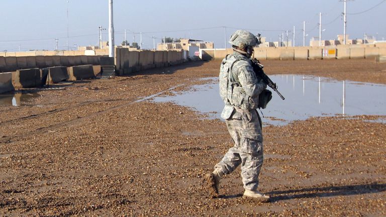 Soldat américain au complexe de la base de Taji en Irak