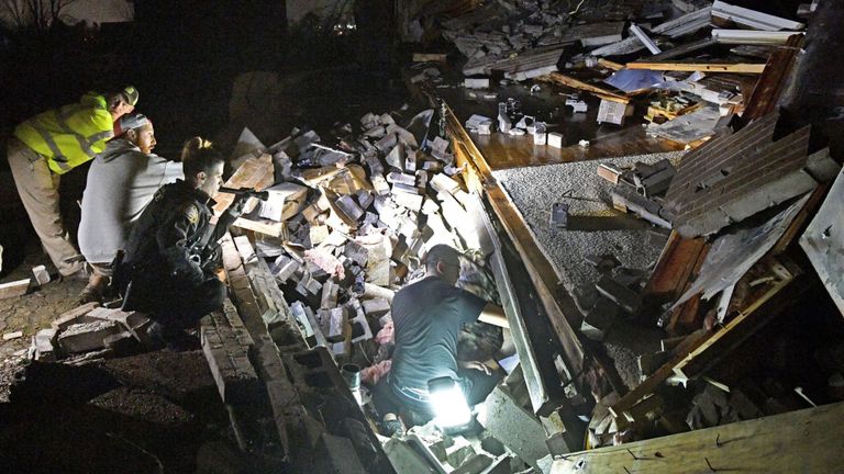 Les sauveteurs travaillent ont libéré un couple des décombres de leur maison à Mt. Juliette, Tennessee