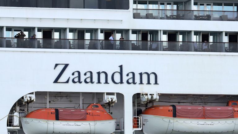 Le bateau de croisière Zaandam est ancré après son arrivée dans la baie de Panama City