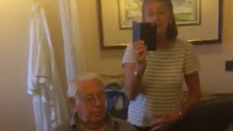 Le couple à l'intérieur de leur cabine