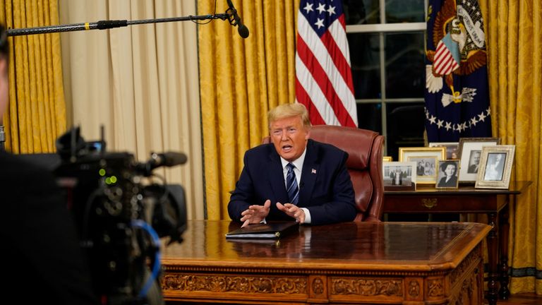 Le président américain Trump parle de la réponse des États-Unis à la pandémie de coronavirus COVID-19 lors d'un discours à la nation.